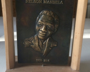 Łęski Paweł - Nelson Mandela (awers), mosiądz, 10x14 cm, 2016